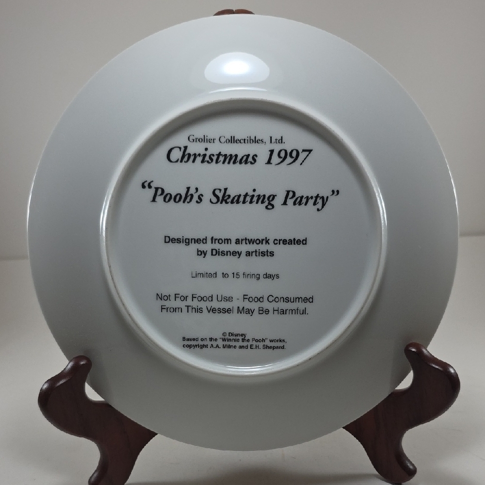 Vintage Disney 1997 Christmas "Pooh's Skating Party" Collectible Plate - Picture 2 of 5